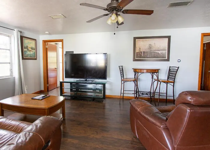 Two Bedroom Home - Walking Distance From The Beach